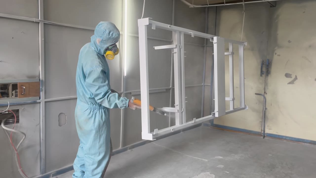 Proses powder coating rangka logam di bengkel finishing Rekayasa Manufaktur